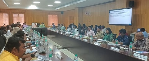 சேலம் ரயில்வே கோட்ட அலுவலகத்தில் நடைபெற்ற ஆலோசனைக் குழு கூட்டத்தில் பேசிய கோட்ட மேலாளா் பன்னாலால்.  