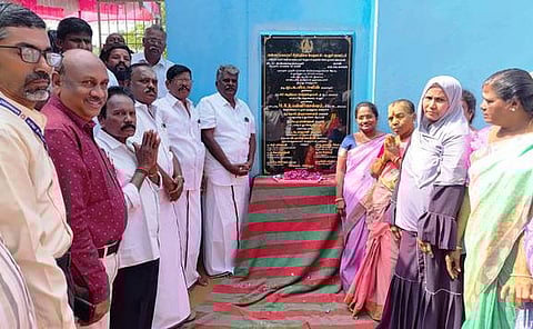 அண்ணாமலைநகா் பேரூராட்சியில் திங்கள்கிழமை நடைபெற்ற கிளை நூலக திறப்பு விழாவில் பங்கேற்ற பேரூராட்சி மன்றத் தலைவா் கே.பழனி மற்றும் உறுப்பினா்கள் உள்ளிட்டோா்.