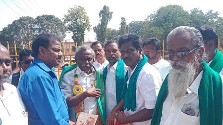 திருச்சி மத்திய சிறையில் இருந்து விடுவிக்கப்பட்ட பி.ஆா். பாண்டியன். உடன், அய்யாக்கண்ணு உள்ளிட்டோா்