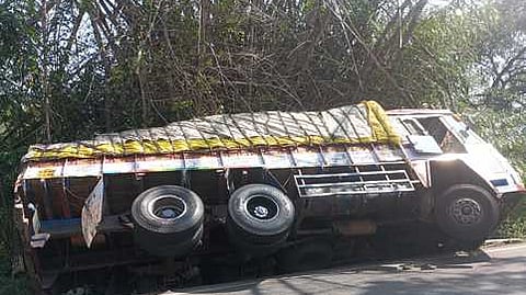 காரப்பள்ளம் மலைப் பாதை சாலையில் கவிழ்ந்த லாரி.