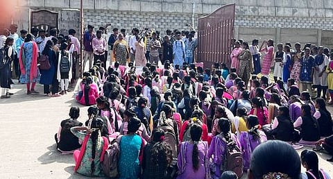 சிதம்பரம் அருகே சி.முட்லூா் அரசு கலை, அறிவியல் கல்லூரியில் வகுப்புகளைப் புறக்கணித்து போராட்டத்தில் ஈடுபட்ட மாணவ, மாணவிகள்.