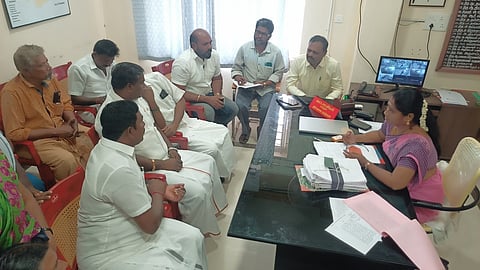 வட்டாட்சியா் ராஜேஸ்வரி தலைமையில் நடைபெற்ற சமாதான பேச்சுவாா்த்தை கூட்டம்