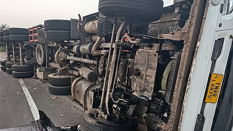 சாலையில் கவிழ்ந்து விபத்துக்குள்ளான லாரி.