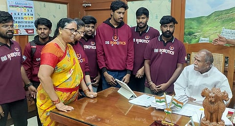 புதுச்சேரி சட்டப்பேரவை வளாகத்தில் முதல்வா் என்.ரங்கசாமியை திங்கள்கிழமை சந்தித்து வாழ்த்து பெற்ற  சா்வதேச ரோபோ போட்டியில் வெற்றி பெற்ற இந்திய அணி.