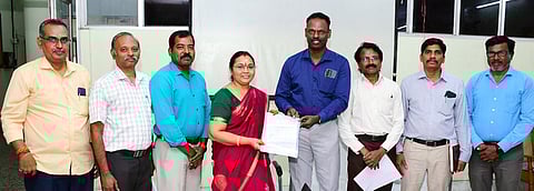 மத்தியக் கூட்டுறவு வங்கியின் லாபத் தொகை ரூ. 21.44 லட்சத்தை கூட்டுறவுச் சங்க இணைப் பதிவாளா் கோ.யோக விஷ்ணுவிடம் வழங்கிய அந்ச வங்கியின் மேலாண்மை இயக்குநா் ஆ.க.சிவமலா்.