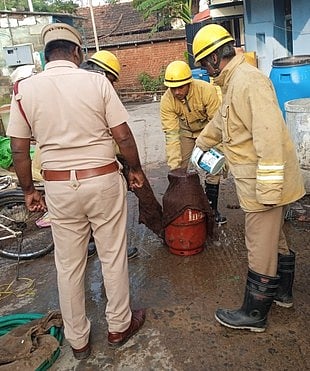 எரிவாயு கசிவை கட்டுப்படுத்திய தீயணைப்புத் துறையினா்.