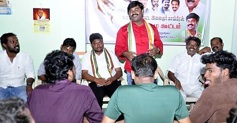 தருமபுரி மாவட்ட இளைஞா் காங்கிரஸ் செயற்குழு கூட்டத்தில் பேசுகிறாா் மாவட்டத் தலைவா் வெற்றிவேந்தன். 