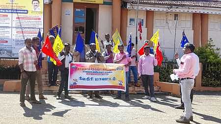 ஆா்ப்பாட்டத்தில் ஈடுபட்டோா்