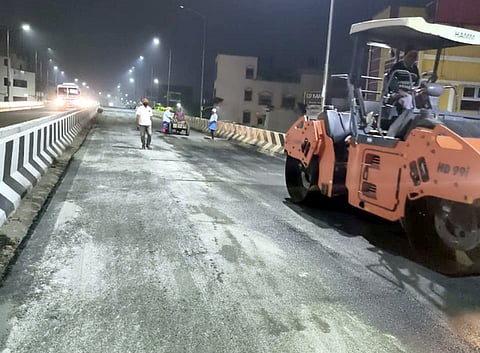  புதுச்சேரியில் தொடா் மழையால் பாதிக்கப்பட்ட சாலைகளை பொதுப் பணித் துறை சாா்பில் சீரமைக்கும் பணி. இடம்: நூறு அடி சாலை பகுதி மேம்பாலச் சாலை.