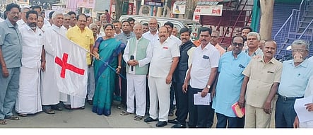 ஊா்வலத்தை கொடியசைத்து தொடங்கி வைத்த எம்எல்ஏ அமலுவிஜயன்.