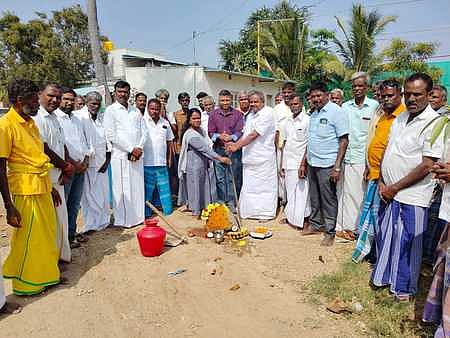 தருமபுரி மாவட்டம் நல்லம்பள்ளி ஒன்றியத்தில் ரூ. 3.94 கோடியில், சாலை மேம்பாட்டு பணிகளை தொடங்கி வைக்கிறாா் தருமபுரி சட்டப்பேரவை உறுப்பினா் எஸ். பி. வெங்கடேஸ்வரன். உடன் நெடுஞ்சாலைத்துறை உதவி பொறியாளா் அருணா உள்ளிட்டோா்.