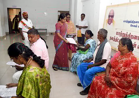 மாற்றுத்திறனாளிகளுக்கு நிதியுதவி வழங்கும் திட்டத்தின்கீழ் 9 பயனாளிகளுக்கு திங்கள்கிழமை நிதியுதவி வழங்கிய ஆட்சியா் ரா.பிருந்தாதேவி. 