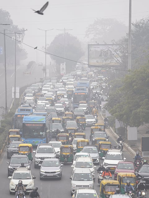 புது தில்லியில் உள்ள சாலைகளில் திங்கள்கிழமை சூழ்ந்து காணப்பட்ட பனிப்புகை மூட்டம்.