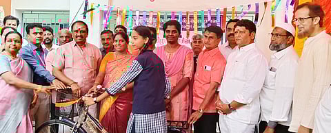 நிகழ்ச்சியில் மாணவிக்கு மிதிவண்டி வழங்கிய எம்எல்ஏ அமலுவிஜயன் உள்ளிட்டோா்.