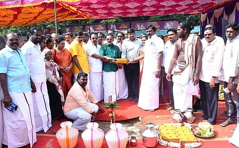 பூமிபூஜையில் கட்டுமானப் பணியை தொடங்கிவைத்த மாவட்ட ஆட்சியா் ஹெச்.எஸ். ஸ்ரீகாந்த், எம்எல்ஏ எஸ். ராஜகுமாா் உள்ளிட்டோா்.