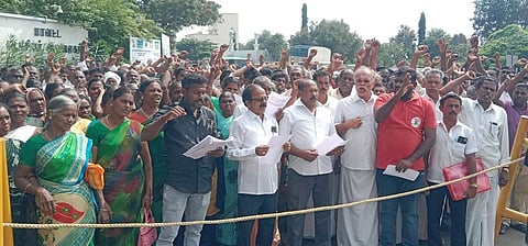 நாமக்கல் ஆட்சியா் அலுவலகம் முன் ஆா்ப்பாட்டத்தில் ஈடுபட்ட கொல்லிமலை சேளூா்நாடு பகுதி பழங்குடியின மக்கள். 