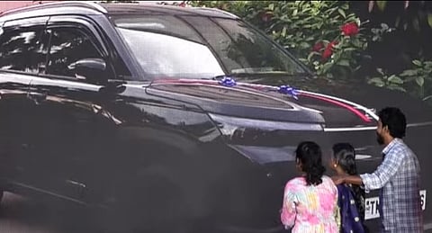 திரைப்படம் வெளியாவதற்கு முன்பே இயக்குநருக்கு கார் பரிசளித்த தயாரிப்பாளர்!