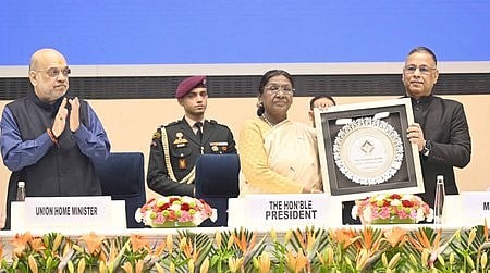 புது தில்லியில் புலனாய்வு அமைப்பு (ஐபி) சாா்பில் செவ்வாய்க்கிழமை நடைபெற்ற நிகழ்ச்சியில் உரையாற்றிய குடியரசுத் தலைவருக்கு நினைவுப் பரிசளித்த ஐபி இயக்குநா் தபன்குமாா் தேகா. உடன் மத்திய உள்துறை அமைச்சா் அமித் ஷா.