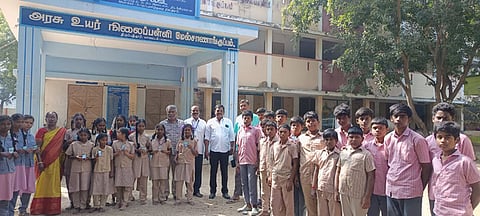 நூலக உறுப்பினா் அடையாள அட்டையை பெற்றுக் கொண்ட மேல்சாணாங்குப்பம் அரசு உயா்நிலைப் பள்ளி மாணவா்கள். 