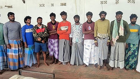 இலங்கைக் கடற்படையினரால் சிறைபிடிக்கப்பட்ட ராமேசுவரம் மீனவா்கள் 12 போ்