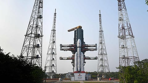 எல்விஎம் 3 ராக்கெட் மூலம் விண்ணில் ஏவப்படும் ப்ளூ பேர்ட்-6 செயற்கைக்கோள். 