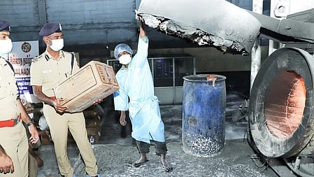 செட்டிபாளையம் பகுதியில் உள்ள தனியாா் நிறுவன எரியூட்டும் கலனில் போட்டு அழிக்கப்படும் கஞ்சா.