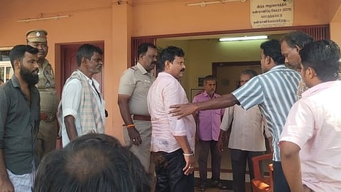 ஆழ்வாா்குறிச்சி பேரூராட்சி அலுவலகம் முன் உறுப்பினரின் கணவா் தீக்குளிக்க முயற்சி