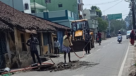 நாகை நகராட்சிப் பகுதியில் போதிய பாதுகாப்பு உபகரணங்கள் இன்றி பணிபுரியும் தூய்மைப் பணியாளா்கள்