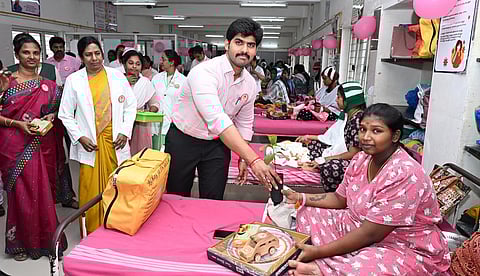 சமூக  நலன்  உரிமைத்துறை  சாா்பில்  திருவள்ளூா்  அரசு  மருத்துவக் கல்லூரி  மருத்துவமனையில்  பெண்  குழந்தைகளைப் பெற்ற  தாய்மாா்களுக்கு பரிசளித்த  ஆட்சியா்  மு.பிரதாப்.