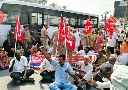 வேலூரில் சாலை மறியலில் ஈடுபட்ட சிஐடியு தொழிற்சங்கத்தினா்.