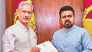 இலங்கை தலைநகர் கொழும்பில் அதிபர் அநுரகுமார திசாநாயகவை செவ்வாய்க்கிழமை சந்தித்த இந்திய வெளியுறவு அமைச்சர் எஸ்.ஜெய்சங்கர். 