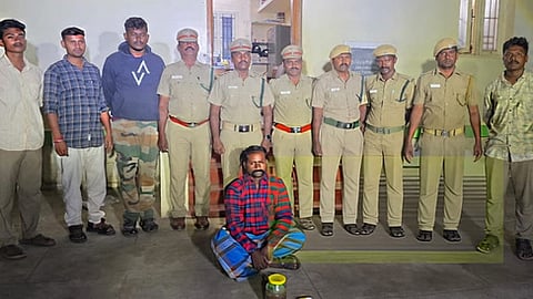 நாட்டு வெடிகுண்டுகளை வீட்டில் மறைத்து வைத்திருந்தவா் கைது