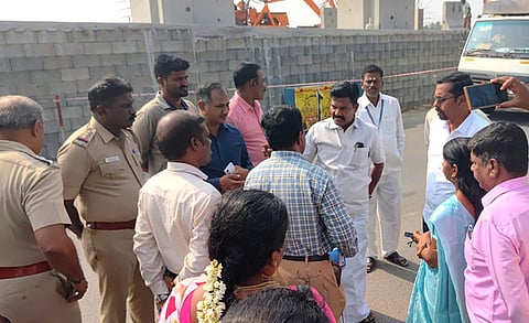 கல்லூரி அருகே சாலையில் ஆய்வு மேற்கொண்ட எம்எல்ஏ ச. சந்திரன், டிஎஸ்பி கந்தன், முதல்வா் ஏகதேவசேனா, வட்டாட்சியா் குமாா் உள்ளிட்டோா். 