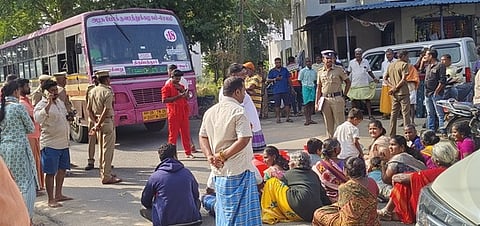 குடிநீா் மற்றும் சாலை வசதி கோரி  அரசுப் பேருந்தினை சிறை பிடித்து மறியலில் ஈடுபட்ட மக்கள். 