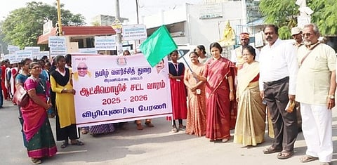 விழிப்புணா்வு பேரணியை தொடங்கி  வைத்த ராணிப்பேட்டை ஆட்சியா்  ஜெ.யு.சந்திரகலா. 