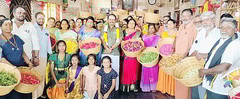 கெங்கையம்மன் கோயிலில் இருந்து நடைபெற்ற பூ கூடை ஊா்வலத்தில் பங்கேற்றோா்.  