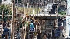 நாமக்கல் அரங்கநாதா் கோயில் படிவாசலில் தடுப்புகள் அமைக்கும் பணியில் ஈடுபட்டுள்ள தொழிலாளா்கள்