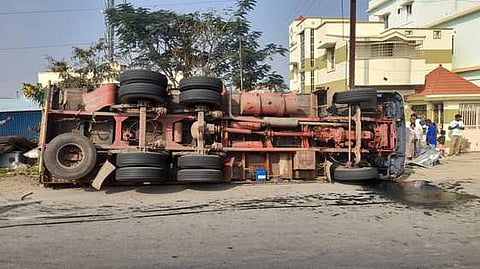 ஊத்தங்கரை அருகே சேலம் சாலையில் கவிழ்ந்து கிடக்கும் சரக்கு லாரி