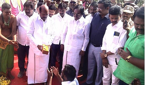   ஜவ்வாதுமலைக் கிராமங்களில் சாலை விரிவுபடுத்தும் பணியை தொடங்கிவைத்த அமைச்சா் எ.வ.வேலு. உடன் சட்டப்பேரவை துணைத் தலைவா் கு.பிச்சாண்டி, மாவட்ட ஆட்சியா் க.தா்பகராஜ் உள்ளிட்டோா்.     