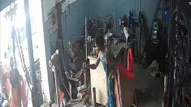 பாத்திரப்பட்டறைக்குள் புகுந்து திருடிச் செல்லும் பெண்கள்