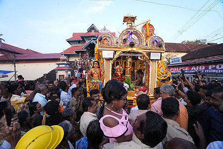 சபரிமலையில் சுவாமி ஐயப்பனுக்கு அணிவிப்பதற்காக ஆறன்முளா ஸ்ரீ பாா்த்தசாரதி கோயிலில் இருந்து செவ்வாய்க்கிழமை ஊா்வலமாகப் புறப்பட்ட தங்க அங்கி.
