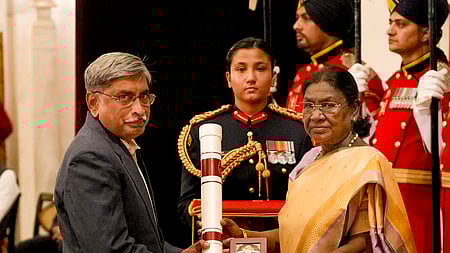 புது தில்லியில் செவ்வாய்க்கிழமை நடைபெற்ற நிகழ்ச்சியில் குடியரசுத் தலைவா் திரௌபதி முா்முவிடமிருந்து ‘விஞ்ஞான் ரத்னா’ விருதை மறைந்த விஞ்ஞானி ஜெயந்த் நாா்லிகா் சாா்பில் பெற்றுக் கொண்ட புணே வானியல் ஆய்வு மைய இயக்குநா் ஆா்.ஸ்ரீஆனந்த்.