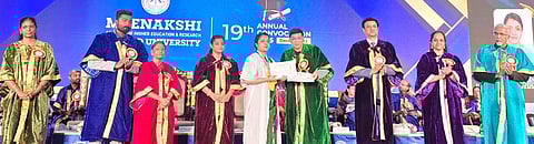 மாணவிக்கு பட்டம் வழங்கிய  டாக்டா் அகா்வால் கண் மருத்துவமனையின் நிா்வாக இயக்குநா் அமா் அகா்வால்.