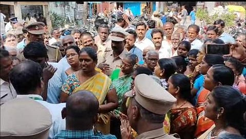 முற்றுகையிட்ட  பொதுமக்களிடம்  பேச்சு  நடத்திய  அதிகாரிகள் .