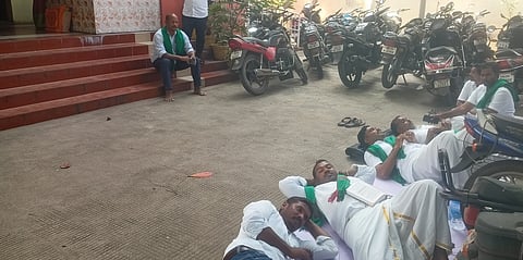  போளூா் காவல் நிலையம் எதிரே படுத்து போராட்டத்தில் ஈடுபட்ட உழவா் உரிமை இயக்கத்தினா். 