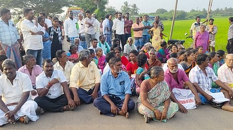 புதியவா்களுக்கு மனைப்பட்டா வழங்க அளவீடு: பொதுமக்கள் சாலை மறியல்
