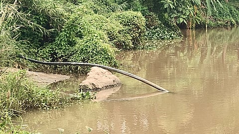 குதிரையாறு அணை நீா் திறப்பு காரணமாக பஞ்சந்தாங்கி குளத்தில் செல்லும் தண்ணீரை குழாய்கள் மூலம் திருடும் தனியாா் தொழில்சாலைகள்
