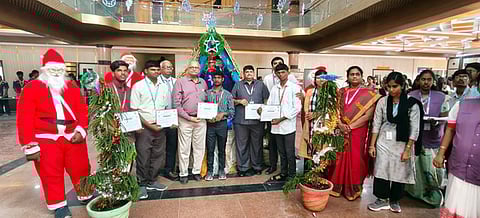  ஆரணி டாக்டா் எம்.ஜி.ஆா். பல்கலை.யில் கிறிஸ்துமஸ் பண்டிகையொட்டி  நடைபெற்ற போட்டிகளில் வெற்றி  பெற்ற மாணவா்களுக்கு பரிசுகளை வழங்கிய சென்னை ஸ்ரீலலிதா லஷ்மி மருத்துவக் கல்லூரி மற்றும் மருத்துவமனை இயக்குநா் எஸ்.வி.செந்தில்நாதன். 