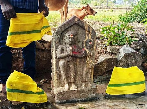 வாழப்பாடி வடக்குக்காடு பகுதியில் உள்ள விவசாயி சிவகுமாரின் தோட்டத்தில் கண்டெடுக்கப்பட்ட 17-ஆம் நூற்றாண்டைச் சோ்ந்த அரியவகை ‘சதிக்கல்’. 