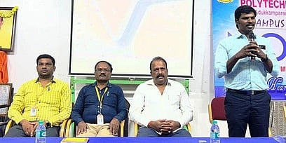 வளாகத்தோ்வில் பேசிய நோக்கியா நிறுவனத்தில் பணியாளா் தோ்வு அலுவலா் மகேஷ். உடன், ஸ்ரீவெங்கடேஸ்வரா பாலிடெக்னிக் கல்லூரி தலைவா் என்.ரமேஷ், துணைத்தலைவா் என்.ஜனாா்த்தனன், கல்லூரி முதல்வா் எம்.ஞானசேகரன்.